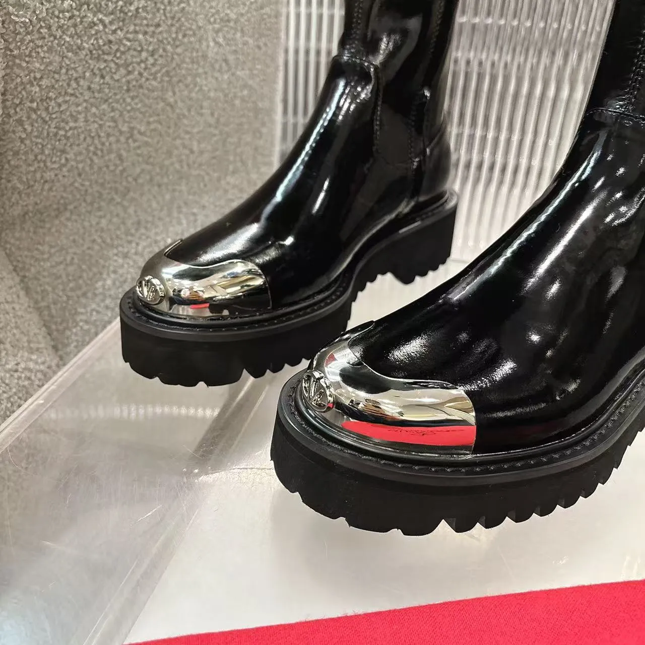 👟👟Ex-factory price 740👟👟 2026𝑉𝐴𝐿𝐸𝑁𝑇𝐼𝑁𝑂 Valentino ♡ͥ | 💫Purchase level🔍 Classic Valentino’s special textured hardware brings out a full sense of luxury After putting it on my feet, I was shocked that my feet looked slimmer! The new season lives up to expectations! Worth buying ❥The original method is absolutely sentimental ❥Elegant style creates a different feeling🙈 Simple temperament style!  ♡ show bdetails ———————————— ⊿▸: Code number | 35-40 (41. Customized) ⊿▸: Material | Patent leather + stretch patent leather ⊿▸: Lining | Sheepskin ⊿▸: Code number 35-40 (41. Customized)